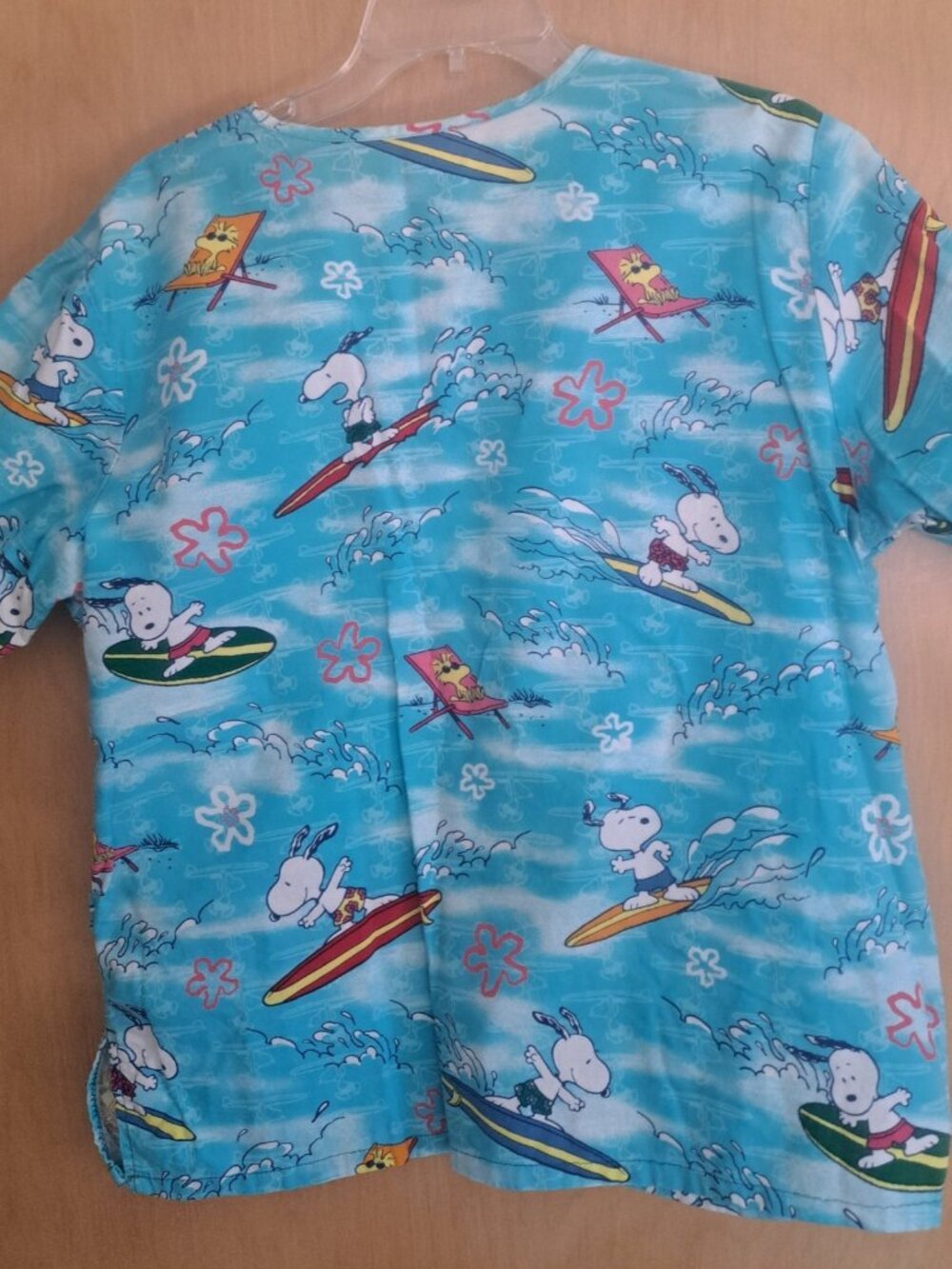 Peanuts Snoopy Summer Surfer Beach Scrub Top Turquoise M Medium Women's - Picture 2 of 6
